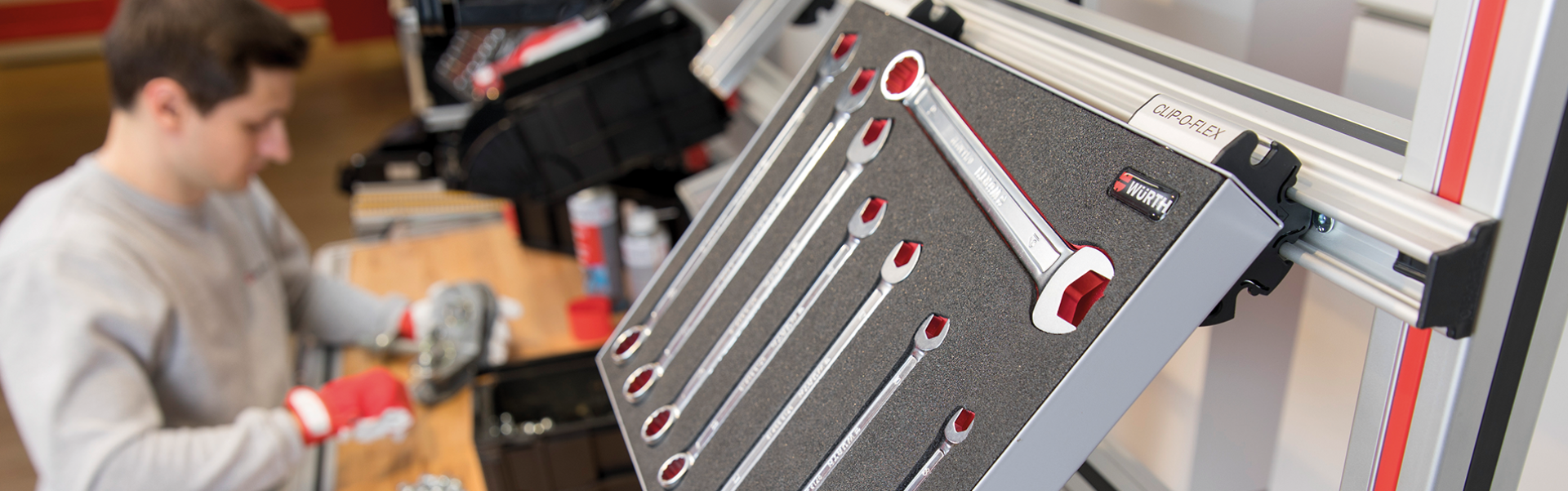 Suspension system CLIP-O-FLEX®. Everything within easy reach in the workplace. Suspension system CLIP-O-FLEX®. Everything within easy reach in the workplace.