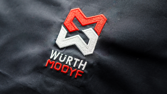 Textilbestickung: Arbeitskleidung mit Logo bestickt